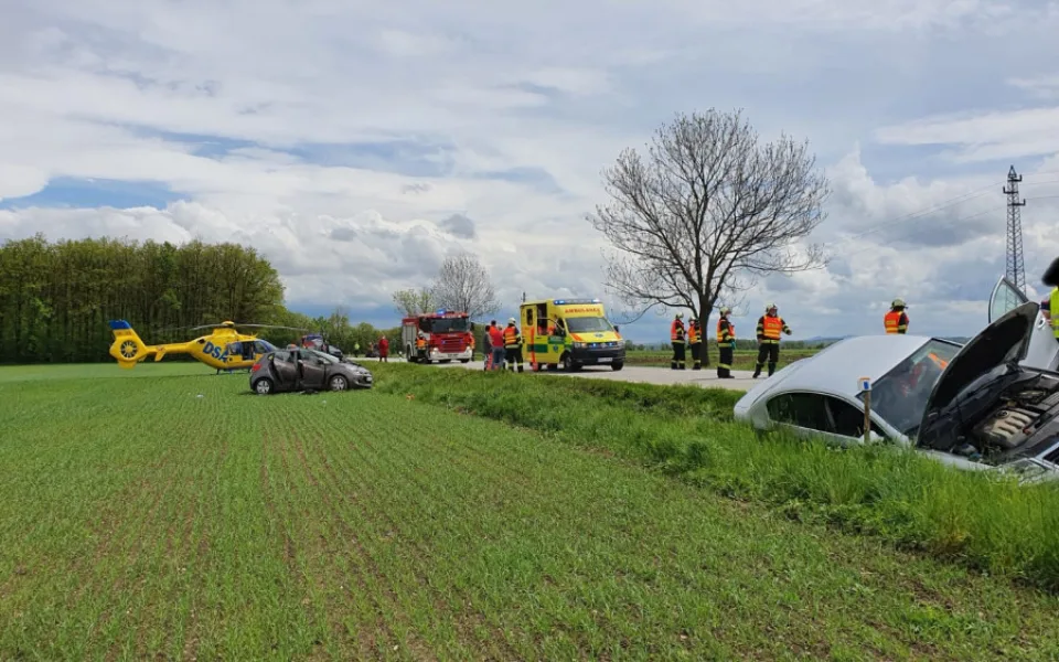 U Čejkovic havarovala čtyři auta. Silnice je uzavřená