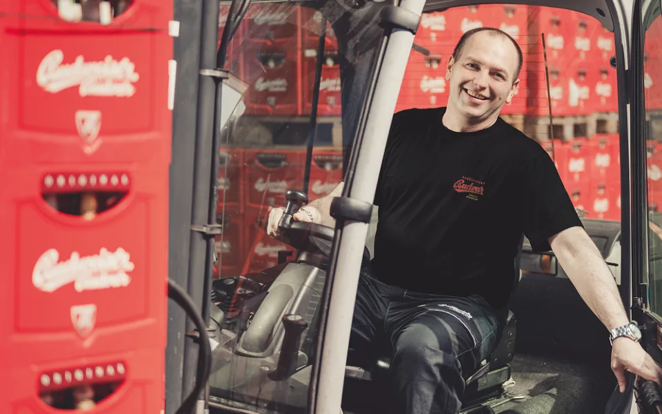 Náborový příspěvek, štědré benefity a každý měsíc pivo v podobě deputátu. Budvar hledá elektromechaniky a operátory stáčecích linek
