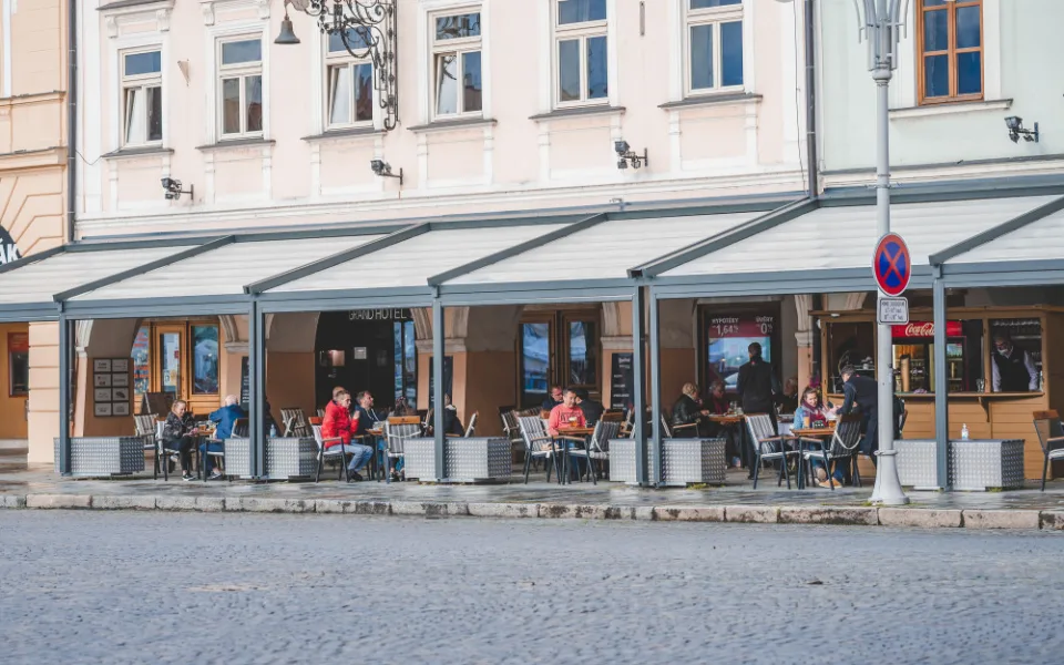 Zahrádky restaurací se otevřely. Většina podniků možnost využila i přes nepřízeň počasí
