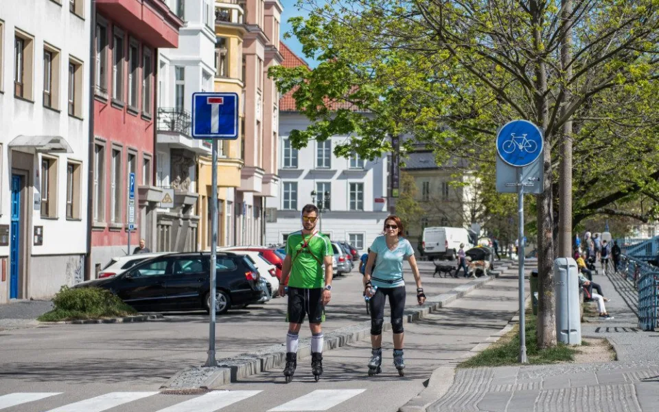 Sportovci či klienti kadeřnictví už nemusí mít respirátory