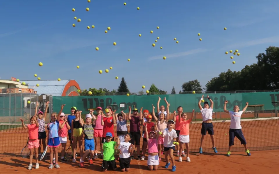 Tradiční letní dětské tenisové kempy budějckého klubu se již chystají. Těší se na všechny děti, co již tenis vyzkoušely nebo by ho rády teprve vyzkoušely