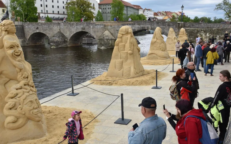 V Písku se opět otevřela galerie pod širým nebem. Umělci vytvořili pět soch.