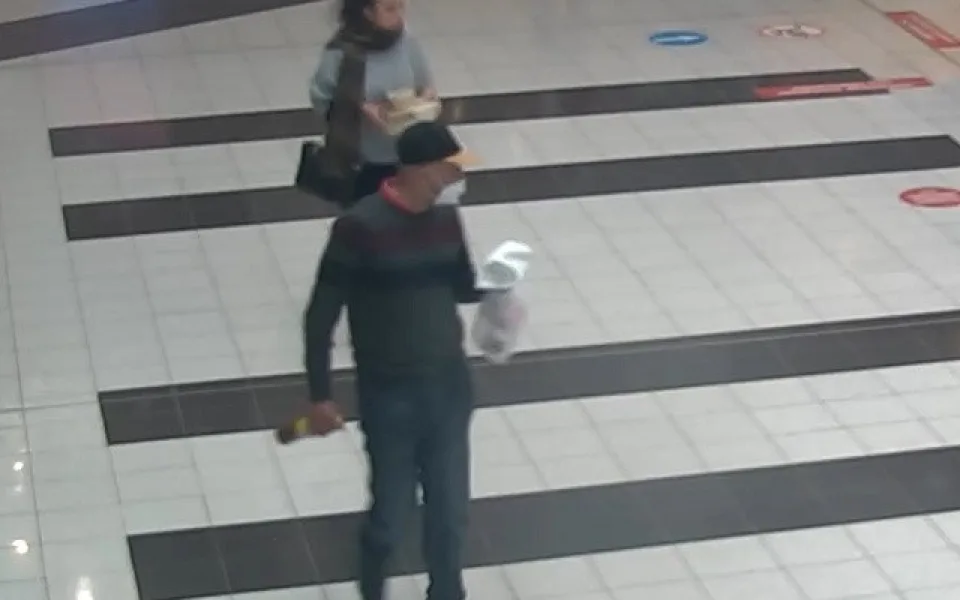 Policisté pátrají po dvojici na obrázku. Může pomoct s řešením případu