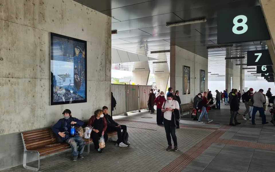 Terminál autobusového nádraží ve Strakonicích se proměnil v galerii. Vystavují zde nadaní žáci umělecké školy