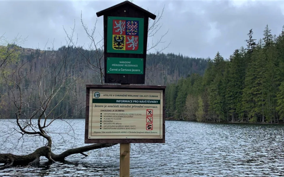 Správa NP Šumava u šumavských ledovcových jezer v těchto dnech instaluje jasné cedule s vyznačeným zákazem koupání. A nechybí ani další zákazy..