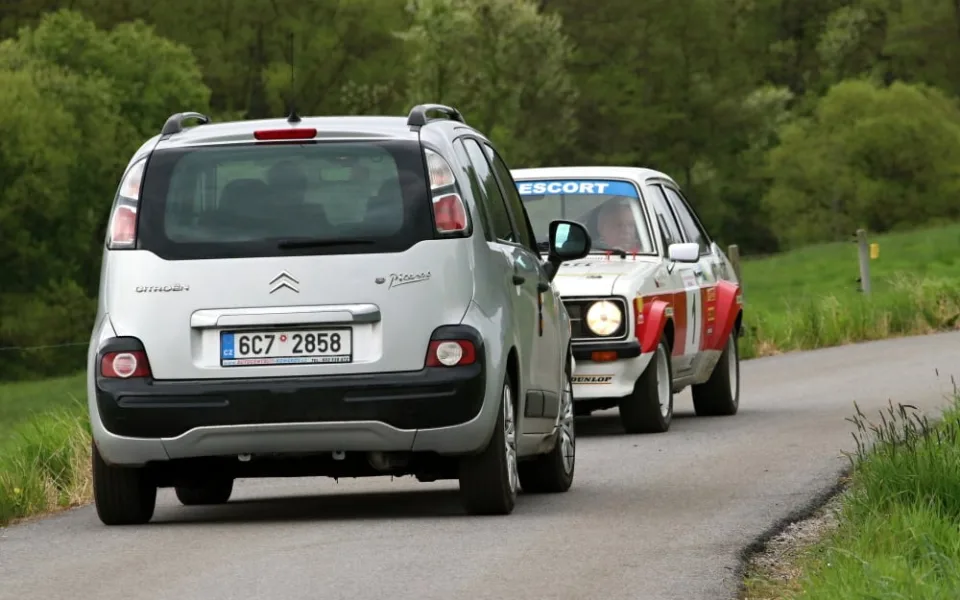 Naštvaný chatař blokoval trať Rallye Český Krumlov Revival. Nesouhlasil s průjezdem historických automobilů.