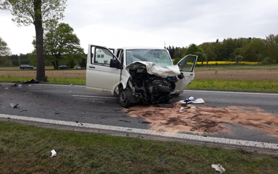 Tragickou dopravní nehodu u Jindřichova Hradce nepřežil mladý muž. Tři lidé utrpěli těžká zranění