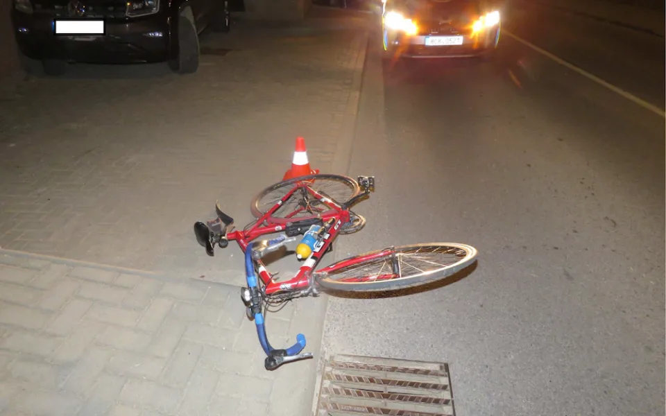 Řidič srazil cyklistu a ujel. Policie teď hledá svědky, kteří můžou pomoci