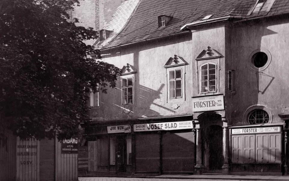 Goticko renesanční dům Kanovnické 2, který se podílí na východní straně náměstí, v roce 1930.