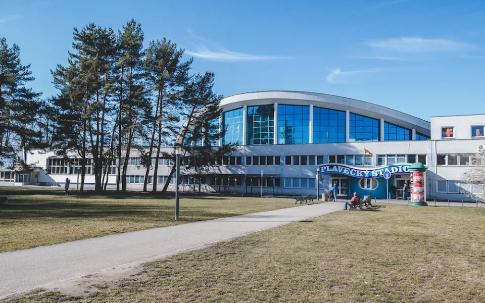 Budějcká plovárna v pondělí vnitřní bazén neotevře. Nestihne nahřát vodu