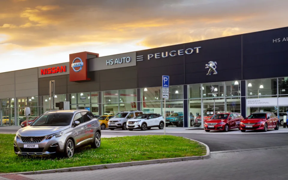 HS AUTO se už více než dva roky může pochlubit novým showroomem. Přijďte si vybrat ze široké nabídky vozů PEUGEOT a NISSAN
