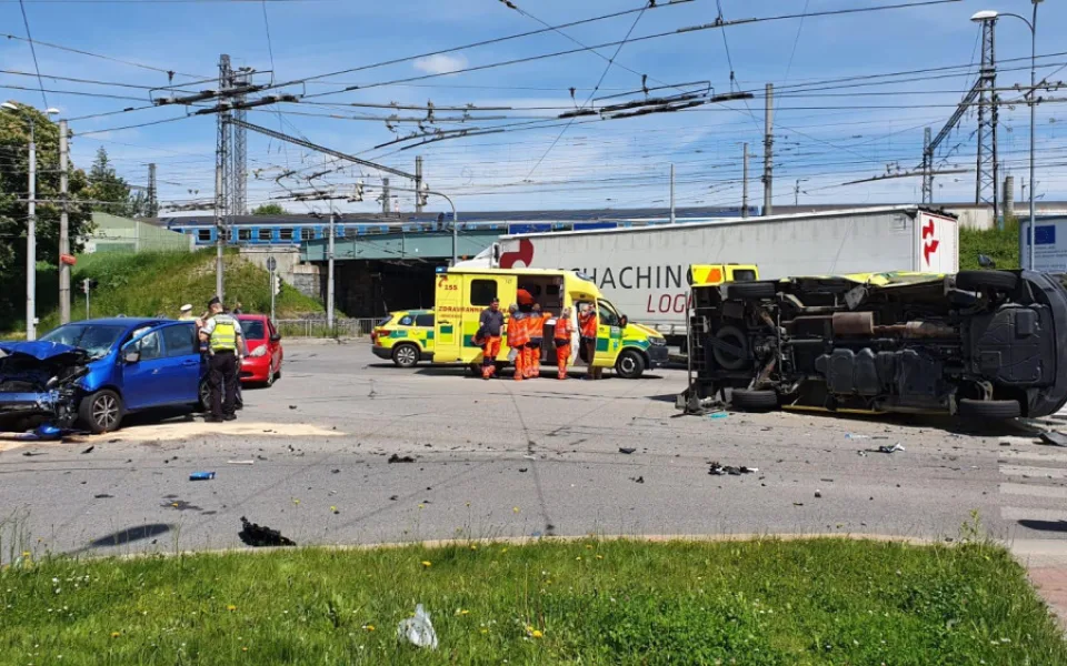 U nádraží se srazilo auto se sanitkou. Křižovatka je téměř neprůjezdná