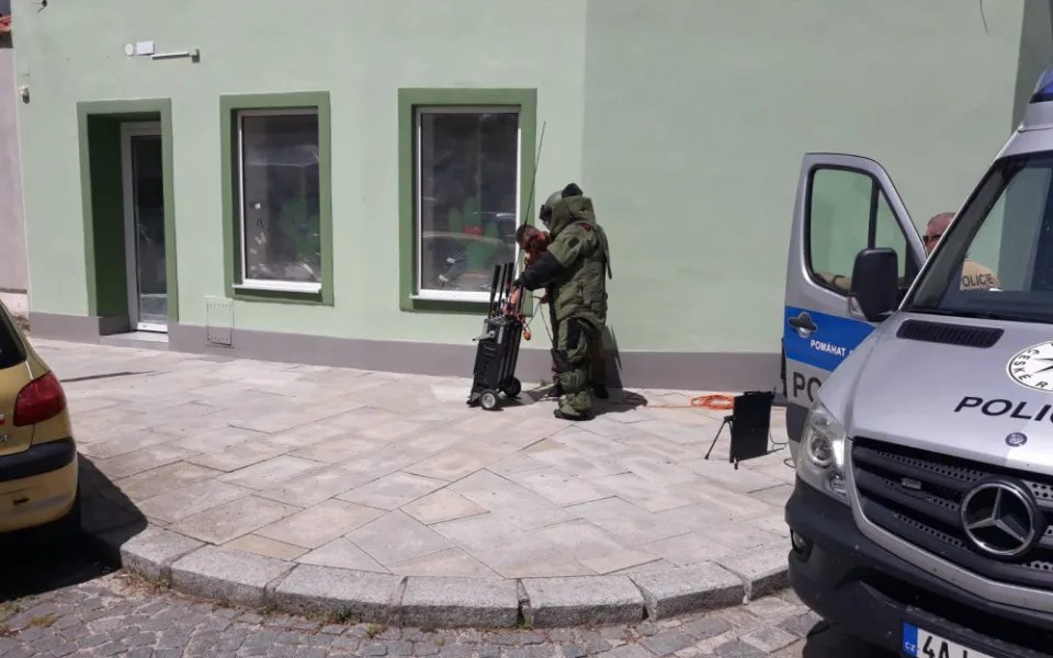 V Široké ulici někdo nechal batoh. Policie musela okolí uzavřít