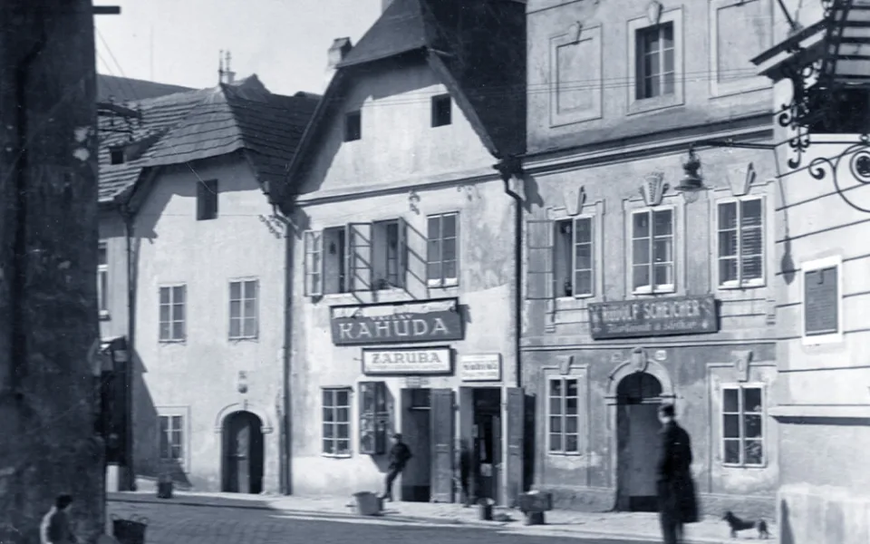Západní strana Kněžské ulice od Hradební k Hroznové v roce 1928.