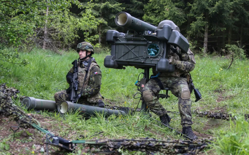 Protiletadlové družstvo RBS-70 v palebném postavení