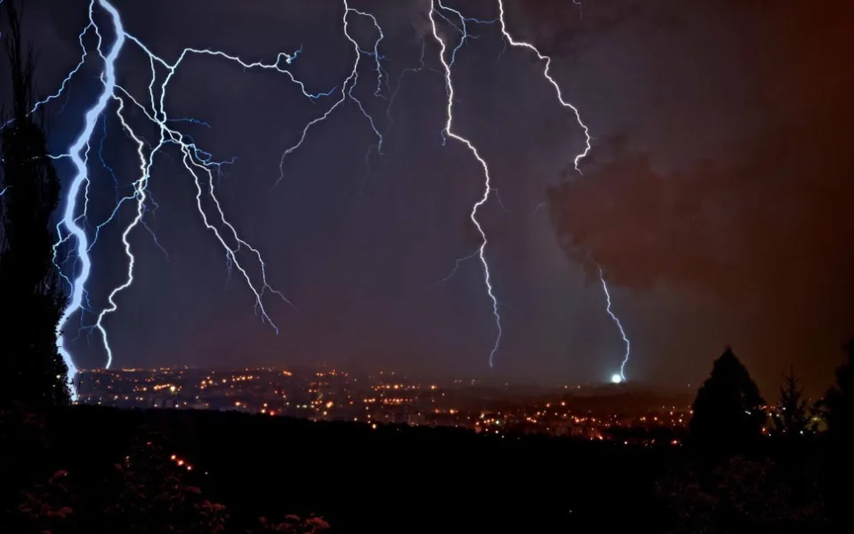 Na Česko se ženou silné bouřky. Meteorologové upřesnili výstrahu