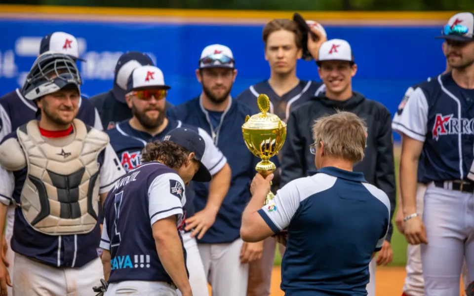 Ve šlágru posledního kola přehrál lídr Arrows Ostrava hlubocký Sokol ve všech třech utkáních a potřetí za sebou vyhrál základní část Extraligy