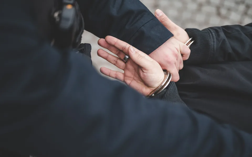Se zbraní v ruce přepadl benzinu poblíž centra. Muže se podařilo během chvíle chytit