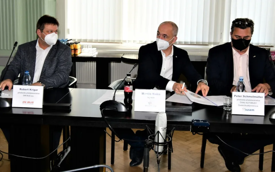 Kraj podepsal smlouvy se třemi společnostmi, které v letech 2022 až 2032 zajistí přepravu Jihočechů.