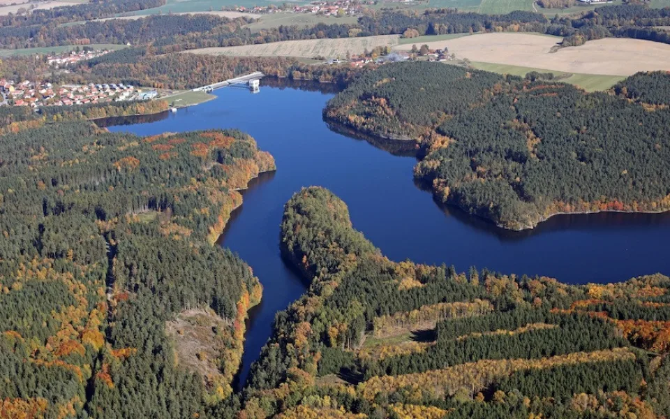 Kvůli oteplování ztrácí voda v římovské přehradě kyslík. Ohrozit to může ryby