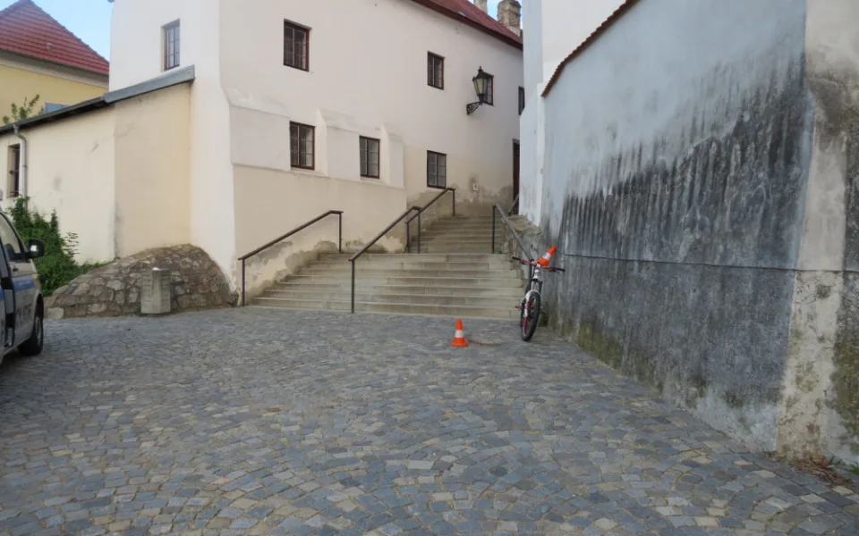 Opilý cyklista chtěl sjet schody, na kole se neudržel a při pádu se zranil.