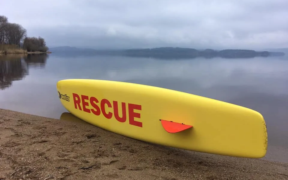 Zloděj ukradl z pláže v Černé v Pošumaví záchranářský surf. Pátrá po něm policie