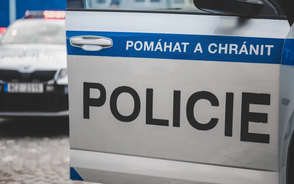 Po nárazu do svodidel skončil motorkář v protisměru, kde se srazil s osobákem. Silnice u Vimperka je uzavřená