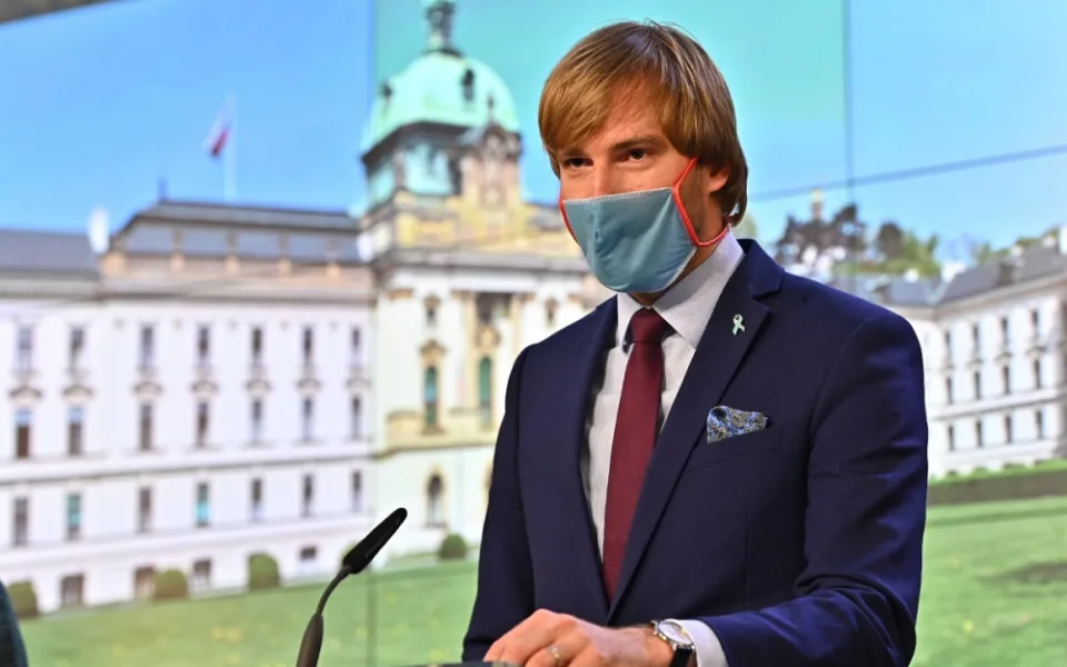 Žáci a učitelé v Jihočeském kraji by mohli od zítra při výuce odložit respirátory, uvedl Vojtěch