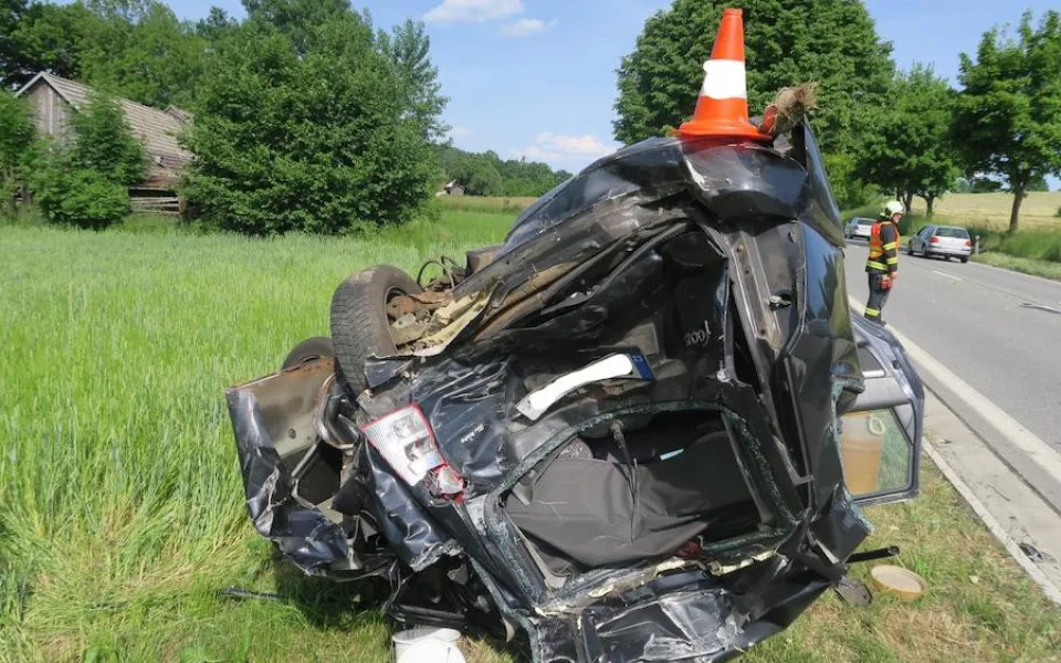 Náklaďák narazil do osobního auta. Těžce zraněné dítě musel do nemocnice transportovat vrtulník