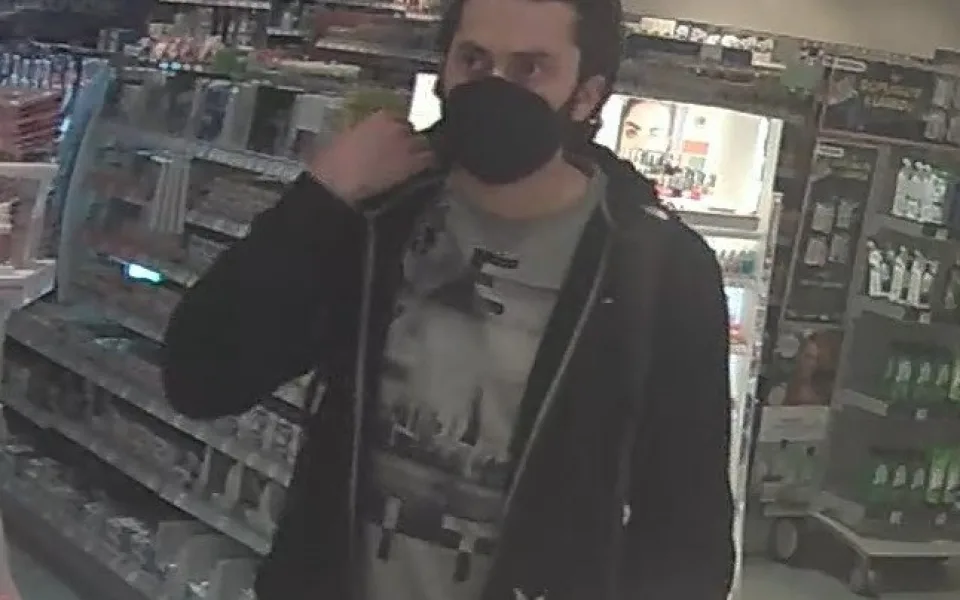 Zloděj ukradl z drogerie zboží za osm tisíc korun. Policie hledá důležitého svědka