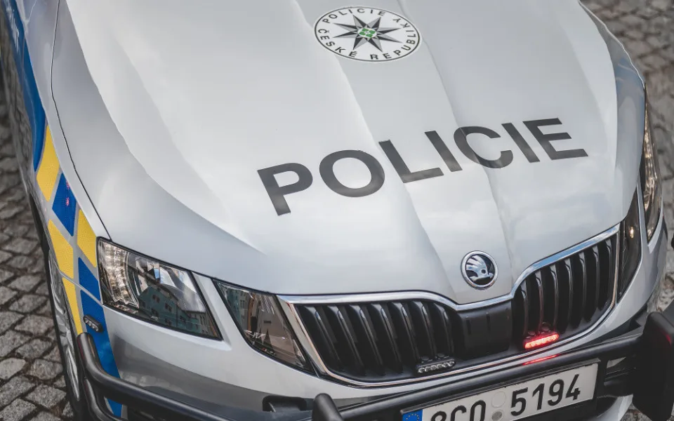 Zloděj vytrhl servírce kasírku s hotovostí. Během útěku ji ale ztratil