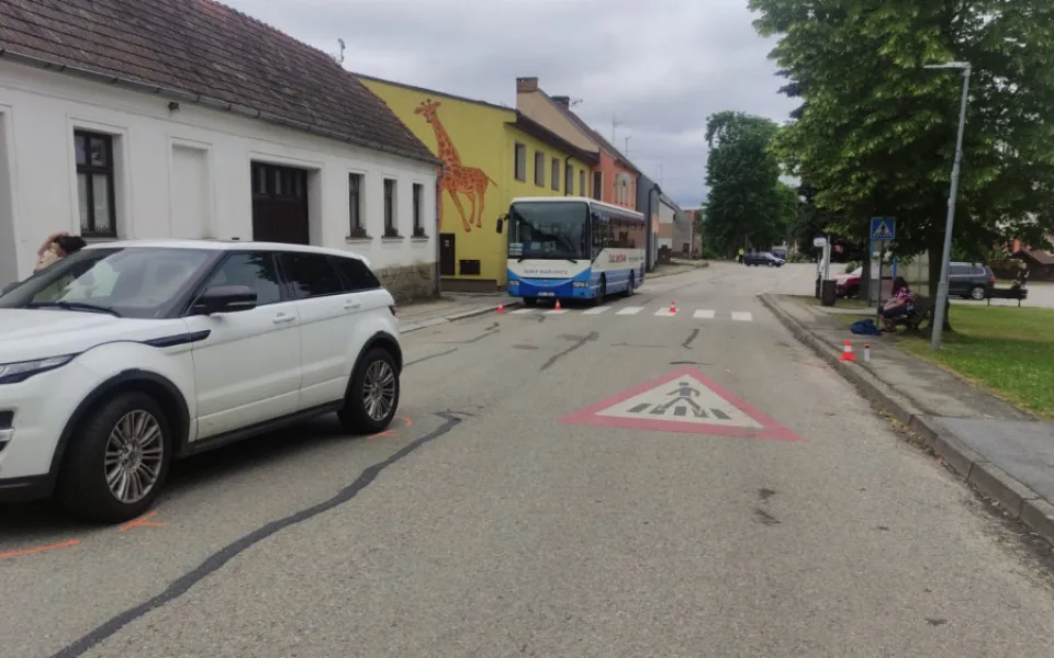 Žena při objíždění autobusu srazila na přechodu pro chodce staršího muže. Ten utrpěl vážná zranění