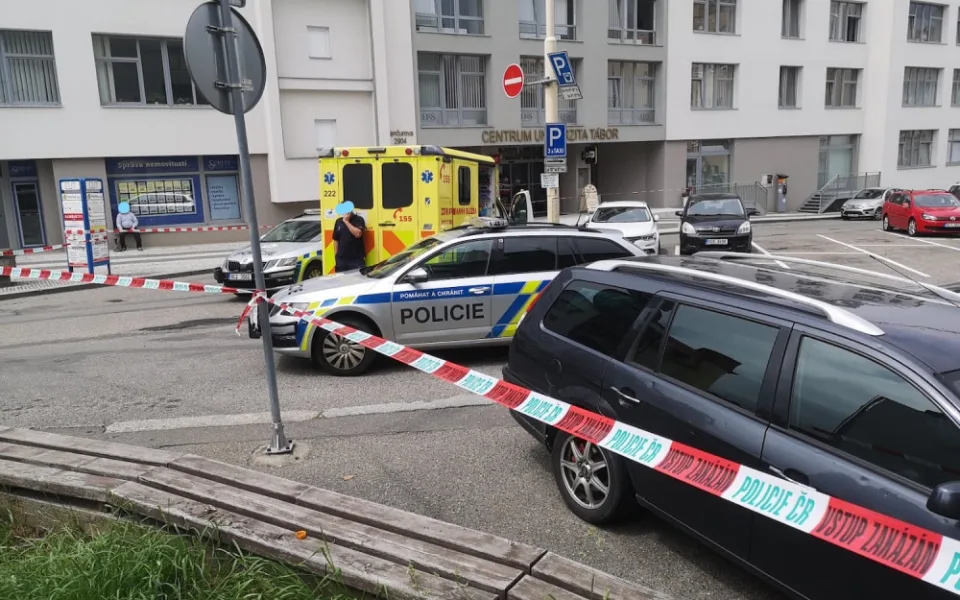 Starší muž skočil v Táboře z okna. Policie u něj zasahovala přes devět hodin