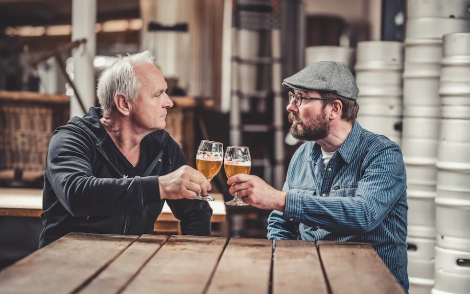 Budvar spojil síly s jihočeským minipivovarem. Sládci společně uvařili anglické pivo Bitter z Obory