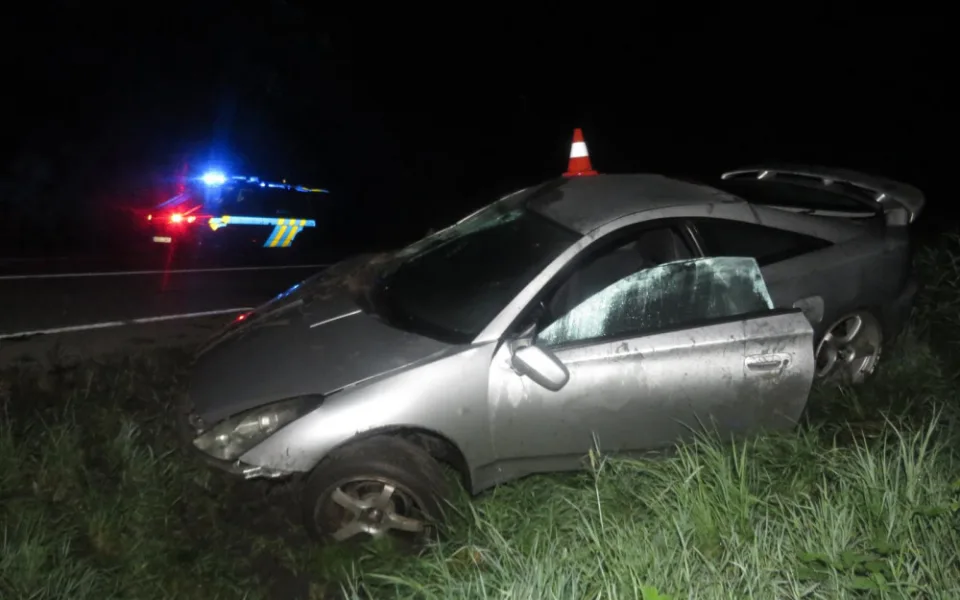 Opilý cizinec nezvládl řízení a sjel do škarpy. S autem se převrátil na střechu