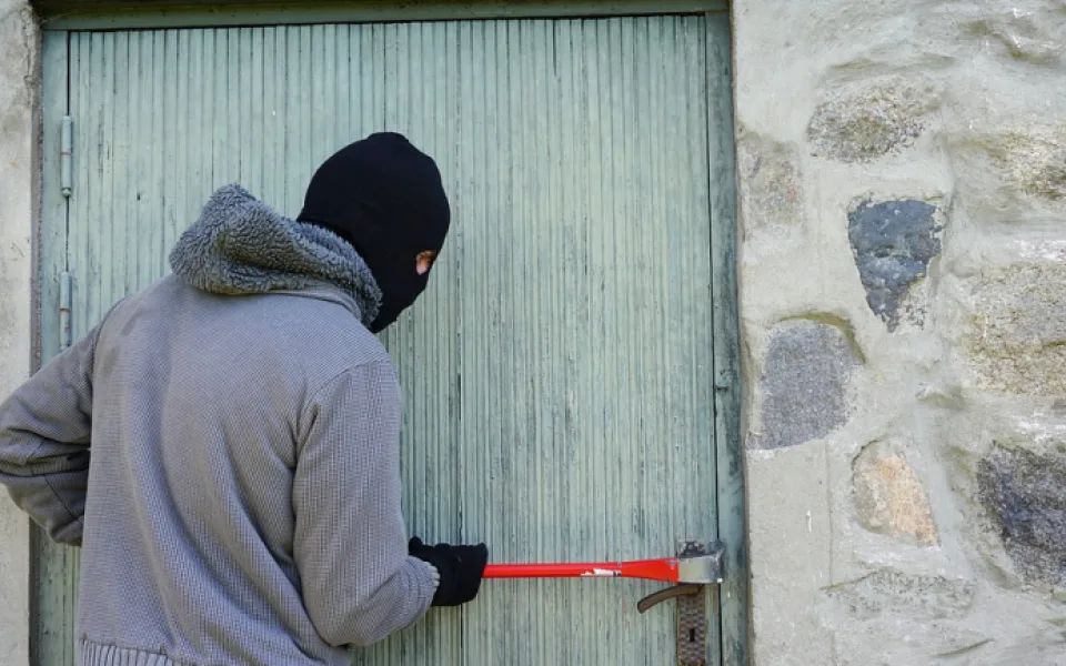 Neznámý zloděj způsobil škodu za nejméně 15 tisíc korun