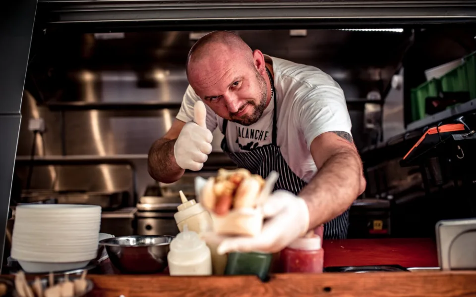 Lidé už se naštěstí nespokojí jen s langošem a klobásou. Rádi se jídlem baví, říká majitel oblíbeného foodtrucku Petr Hošek