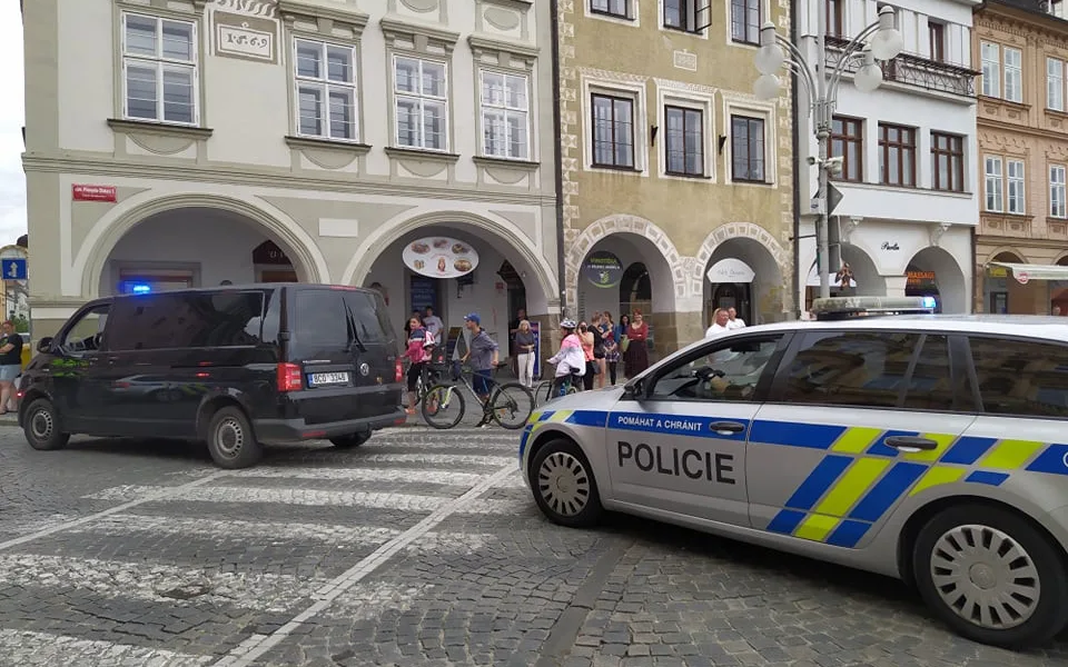 Muži, který zadržoval ženu v prodejně tabáku, hrozí za braní rukojmí až 12 let