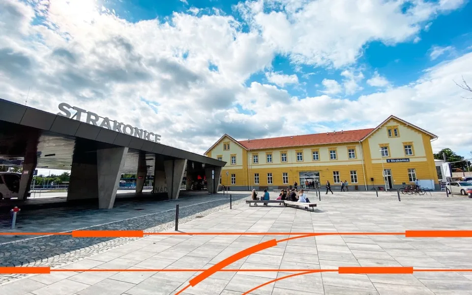 Výpravní budova ve Strakonicích slouží po rekonstrukci jako přestupní terminál
