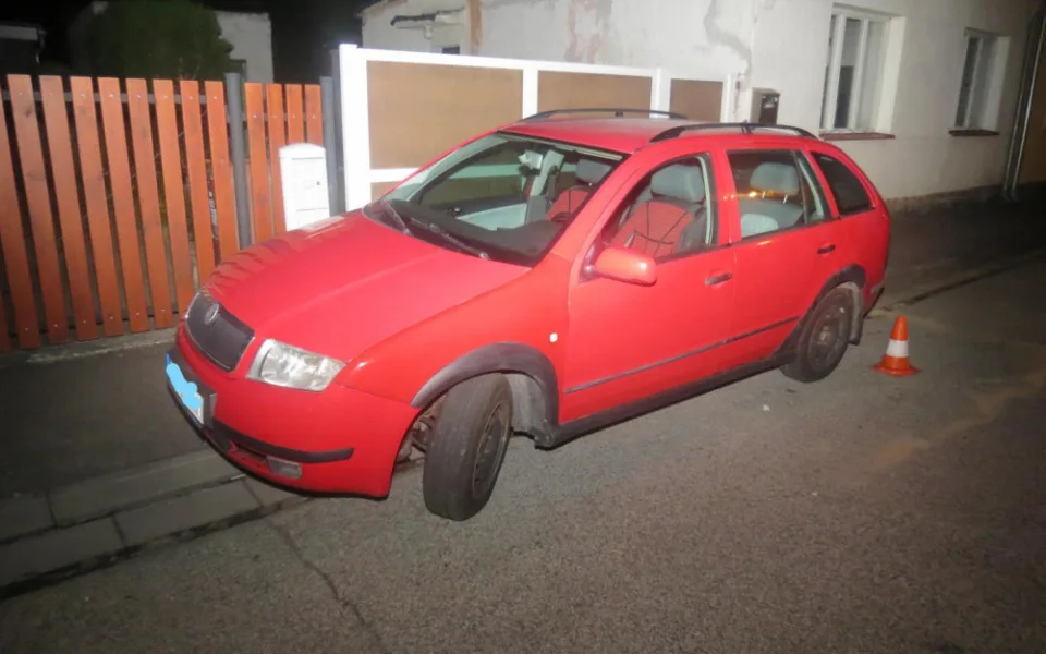 Silně opilý mladík naboural zaparkované auto, objel blok a ve stejné ulici havaroval znova.