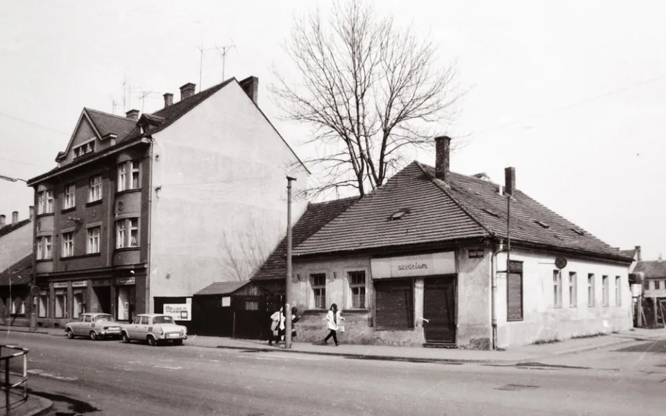 Křižovatka Lidické a ulice Matice školské před rokem 1977. Vlevo směr do města.