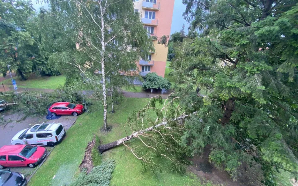 Přes Budějce se prohnala silná bouře. Výstraha meteorologů platí do zítra