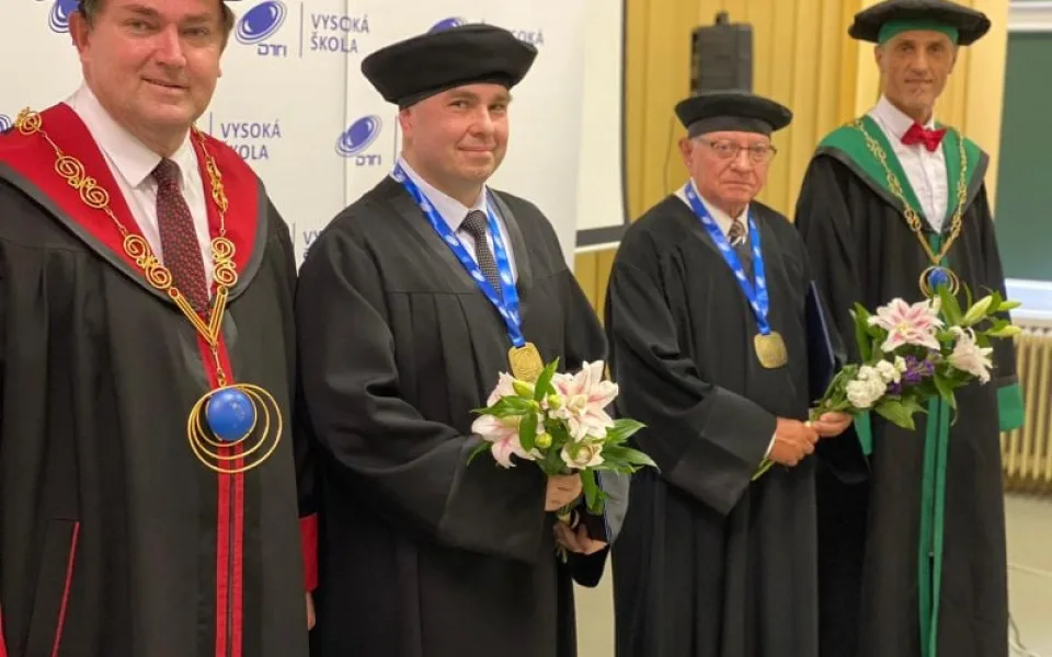 Profesor Vochozka obdržel na Slovensku čestný doktorát.