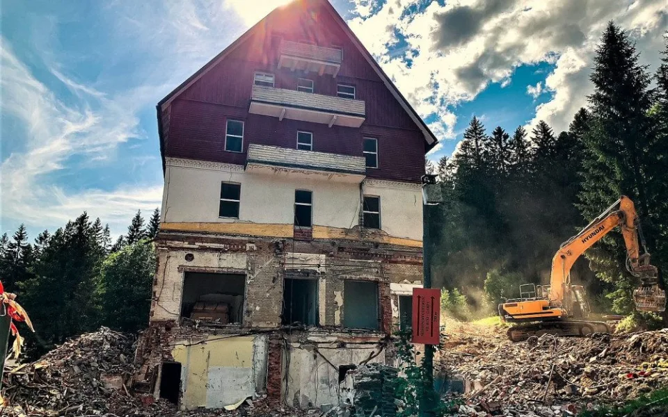 Bourání slavného šumavského hotelu RIXI šokovalo veřejnost, demolici nebylo možné nijak zabránit