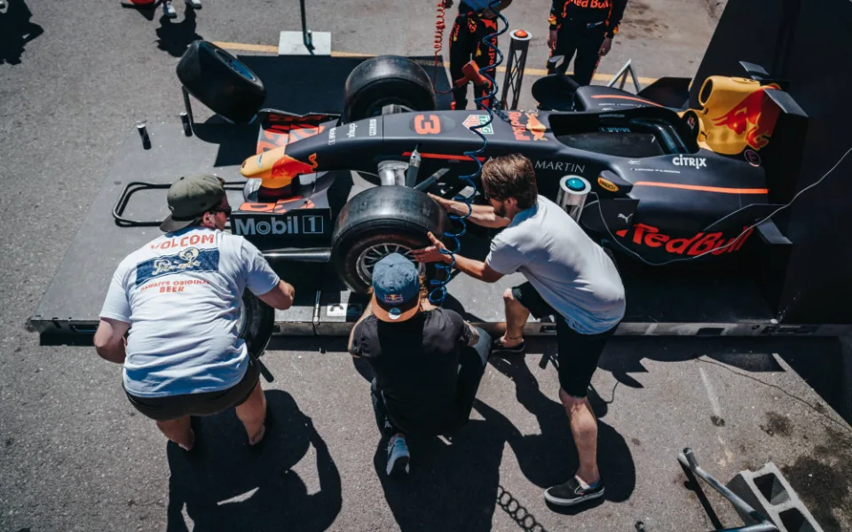 Za jak dlouho vyměníte kola na Formuli 1? Red Bull Pit Stop Challenge míří do Budějc.