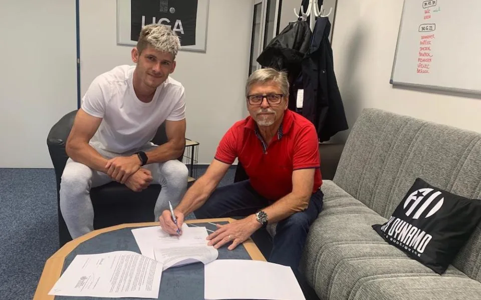 Jakub Matoušek při podpisu smlouvy s majitelem klubu.