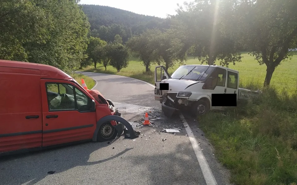 Při čelním střetu dvou dodávek se zranil řidič. Do nemocnice ho transportoval vrtulník