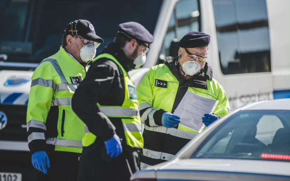 Hasiči, policisté a vojáci, kteří pomáhali proti covidu, dostanou odměnu