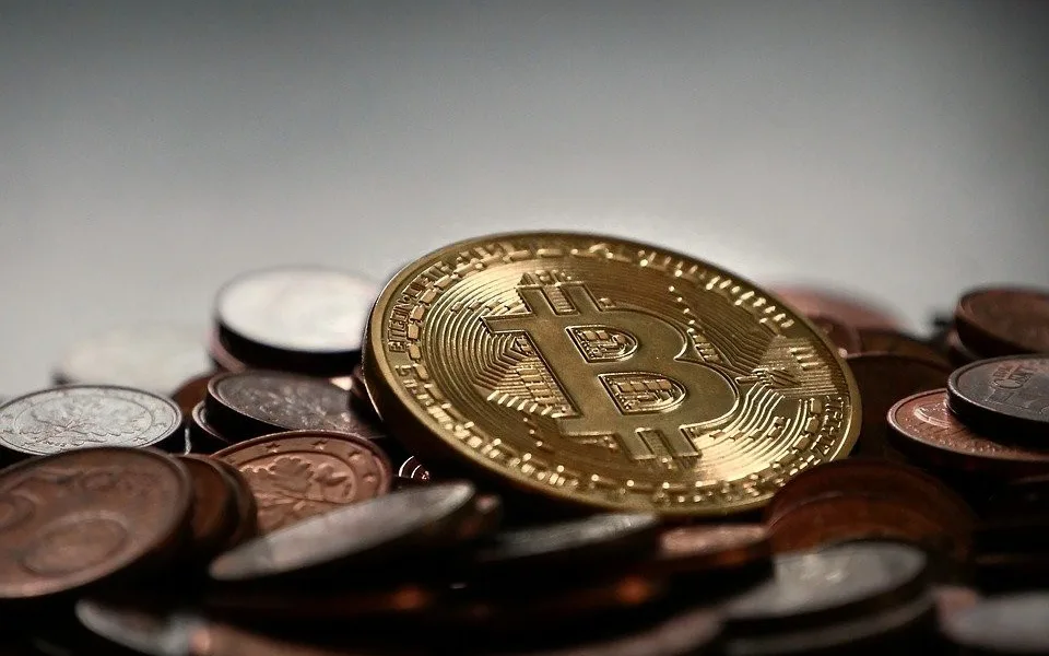 Mladík chtěl výhodně koupit bitcoin. Nechal se ale napálit od podvodníka