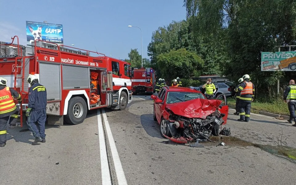 Na Dlouhé louce došlo k vážné dopravní nehodě. Zranili se tři lidé